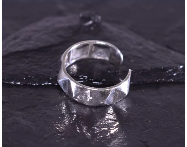 Silberring im Punk Design