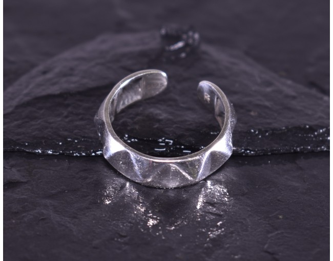 Silberring im Punk Design