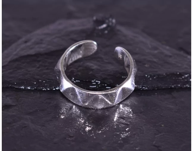 Silberring im Punk Design