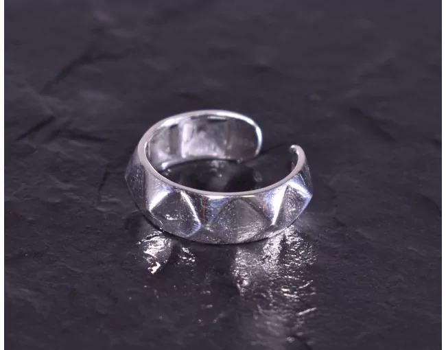 Silberring im Punk Design