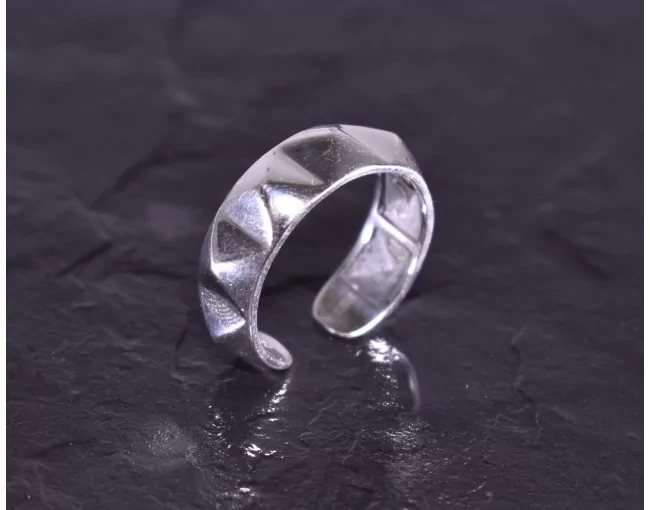 Silberring im Punk Design