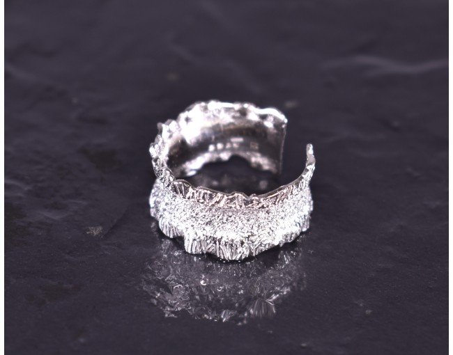 Silberring in gehämmerter Wellenform