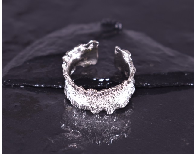 Silberring in gehämmerter Wellenform