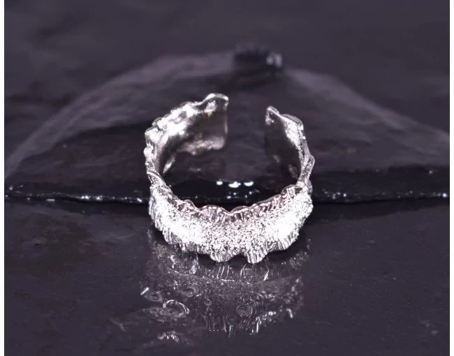 Silberring in gehämmerter Wellenform