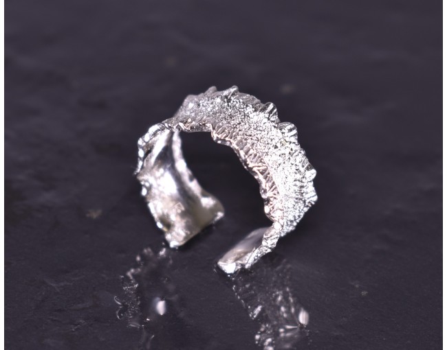 Silberring in gehämmerter Wellenform