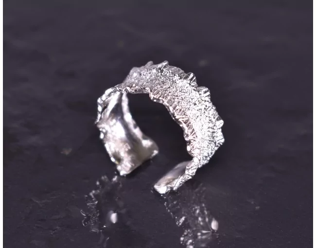 Silberring in gehämmerter Wellenform