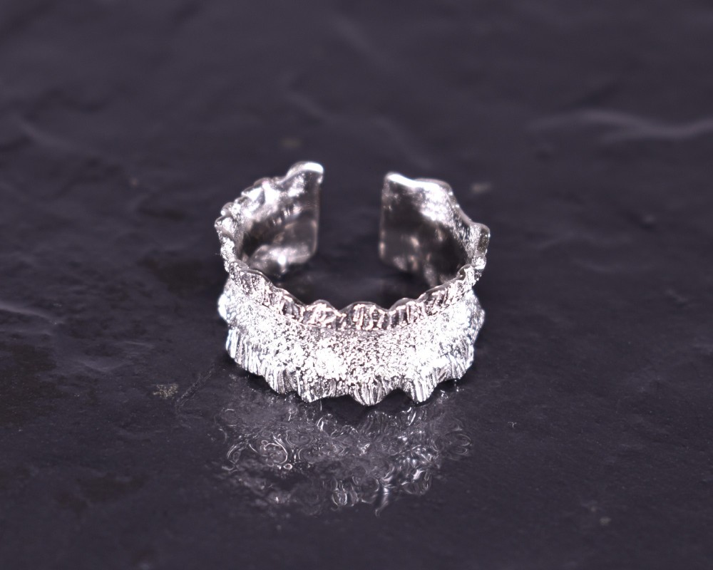 Silberring in gehämmerter Wellenform