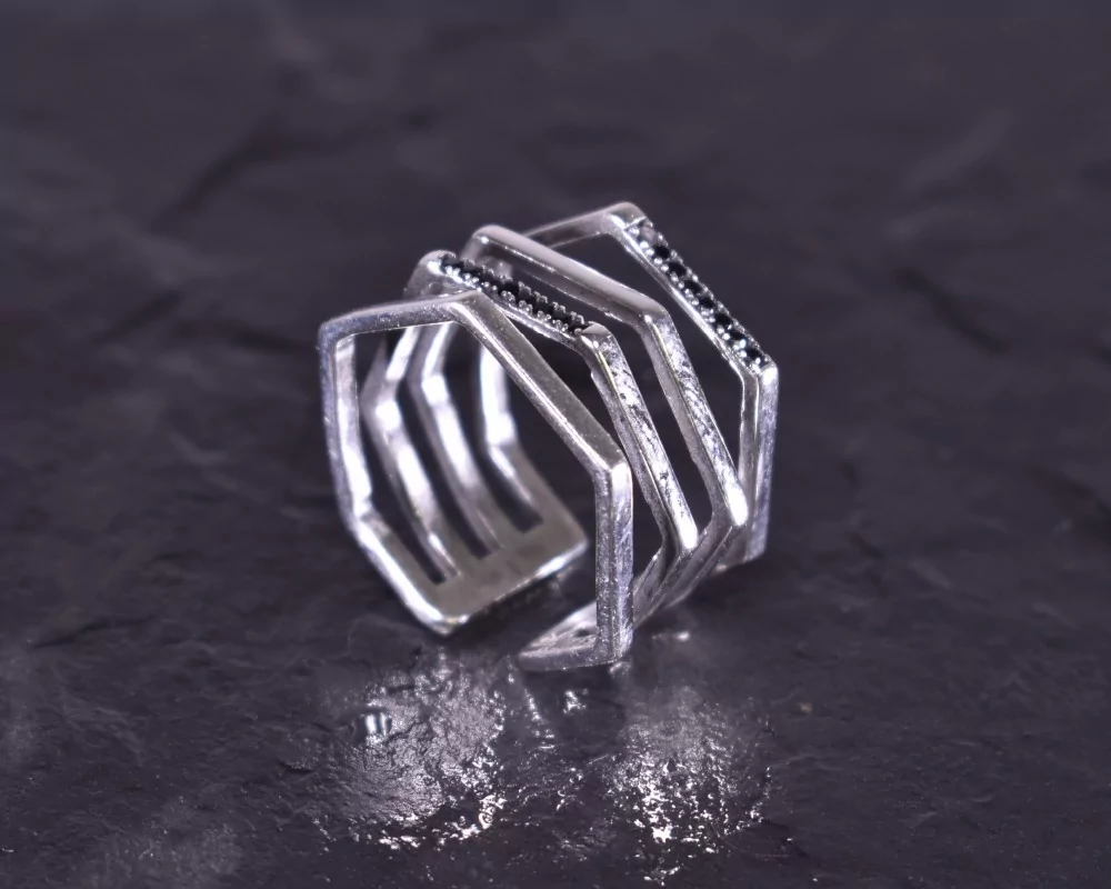 Silberring mit drei geometrisch angeordneten Schichten