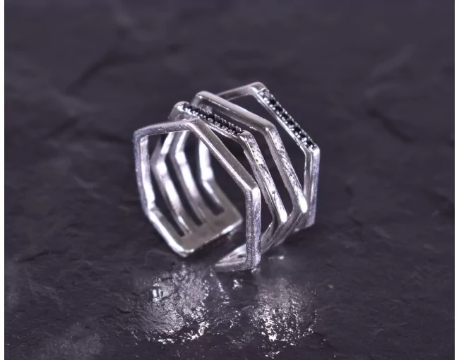 Silberring mit drei geometrisch angeordneten Schichten