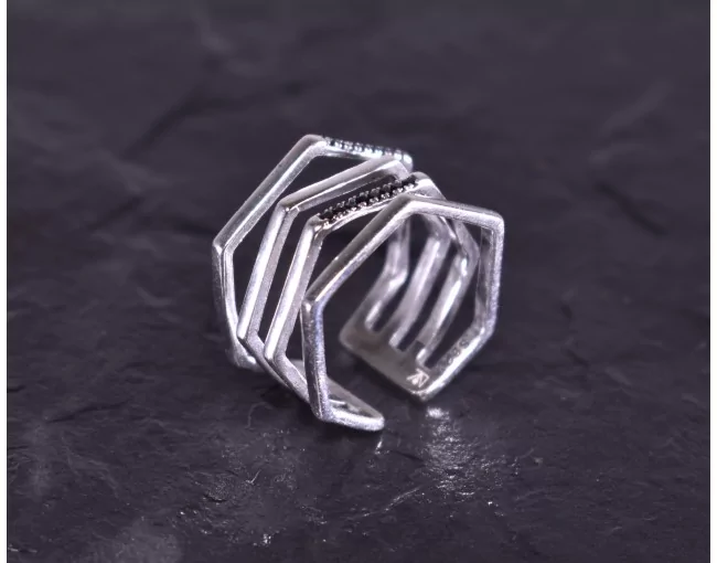 Silberring mit drei geometrisch angeordneten Schichten