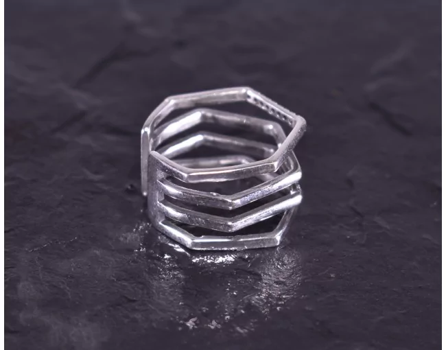 Silberring mit drei geometrisch angeordneten Schichten