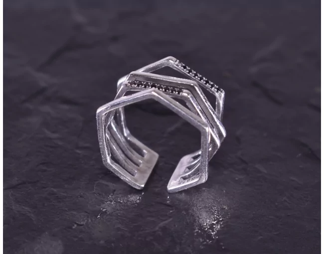 Silberring mit drei geometrisch angeordneten Schichten