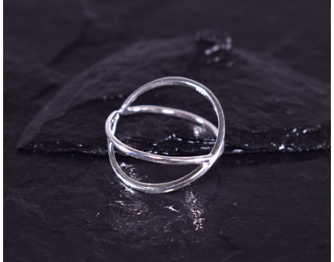 Silberring mit filigran sich kreuzenden Ringschienen