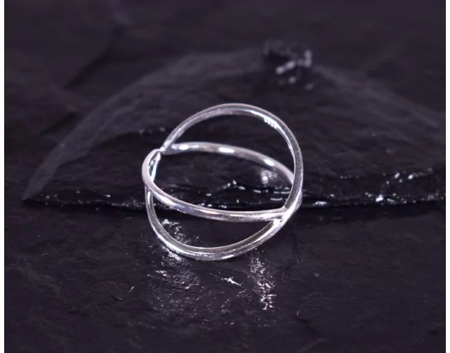 Silberring mit filigran sich kreuzenden Ringschienen