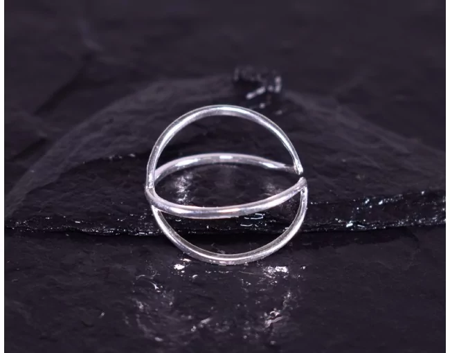 Silberring mit filigran sich kreuzenden Ringschienen