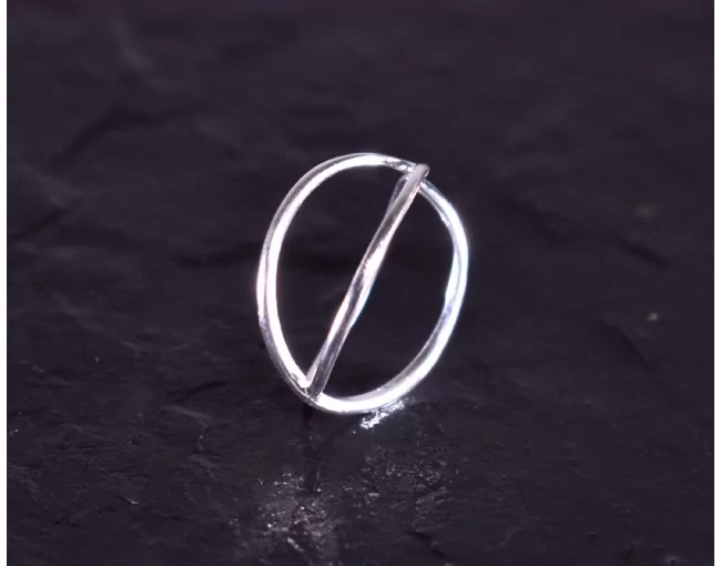 Silberring mit filigran sich kreuzenden Ringschienen