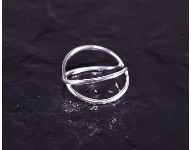 Silberring mit filigran sich kreuzenden Ringschienen
