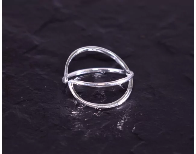 Silberring mit filigran sich kreuzenden Ringschienen