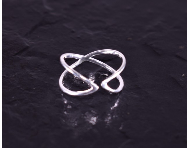 Silberring mit filigran sich kreuzenden Ringschienen