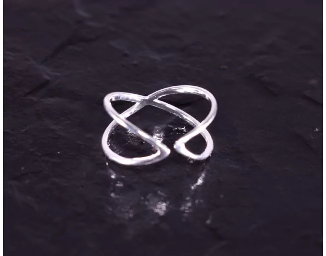 Silberring mit filigran sich kreuzenden Ringschienen