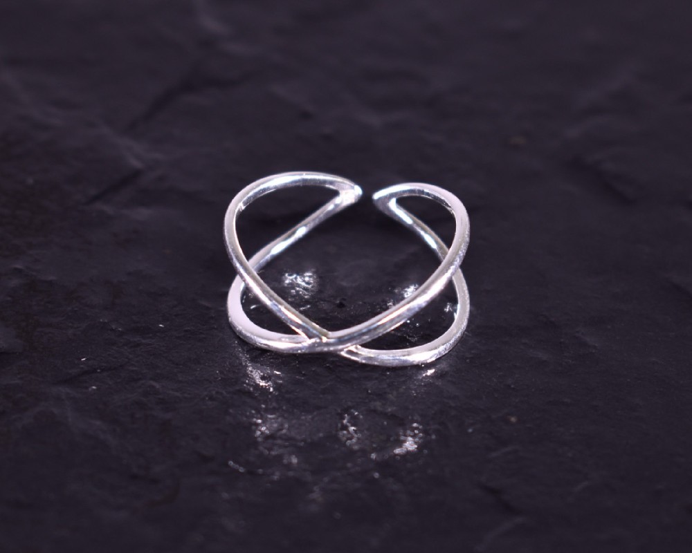 Silberring mit filigran sich kreuzenden Ringschienen