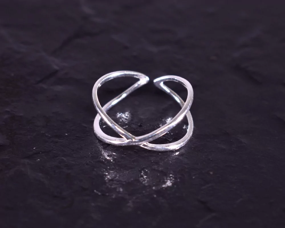 Silberring mit filigran sich kreuzenden Ringschienen