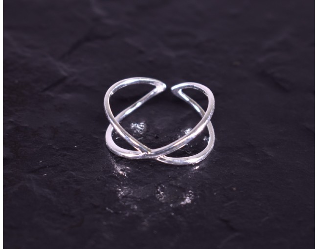 Silberring mit filigran sich kreuzenden Ringschienen