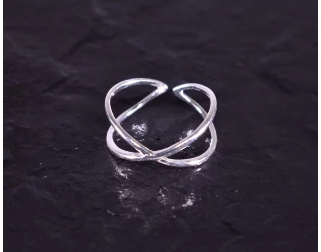 Silberring mit filigran sich kreuzenden Ringschienen