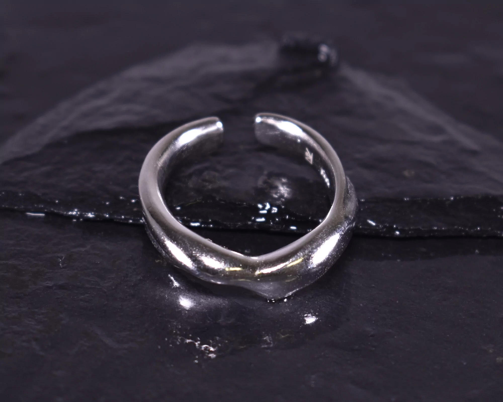 Silberring mit fliessender Form