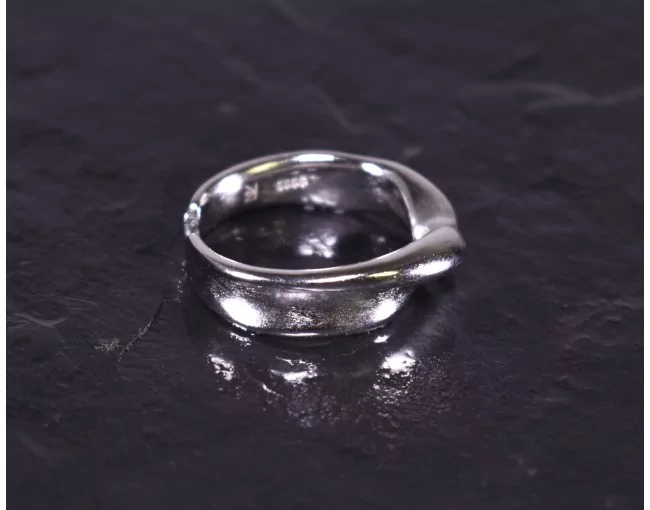Silberring mit fliessender Form