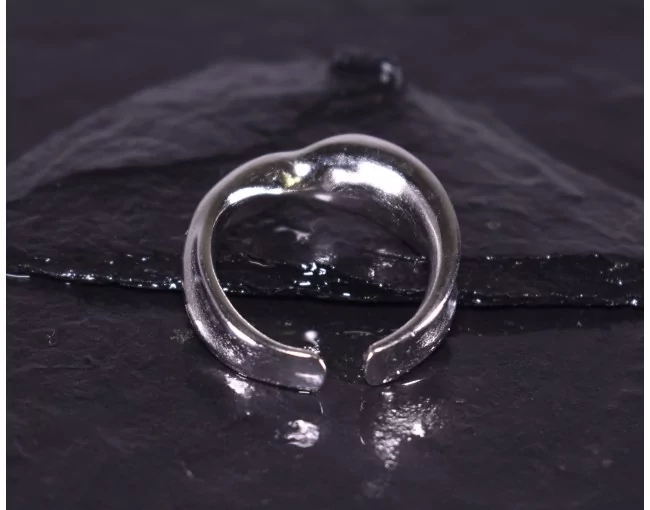 Silberring mit fliessender Form