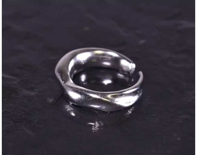 Silberring mit fliessender Form