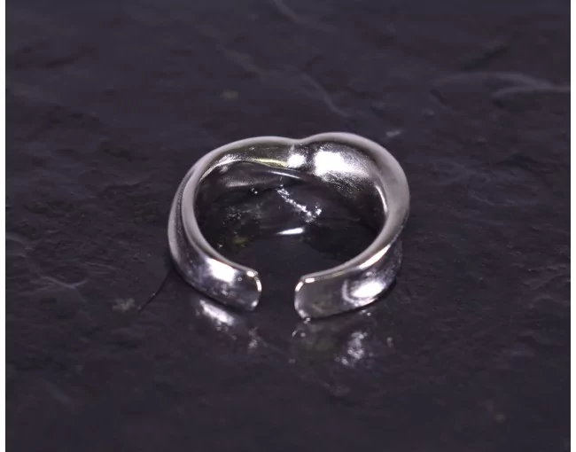Silberring mit fliessender Form