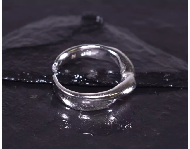 Silberring mit fliessender Form