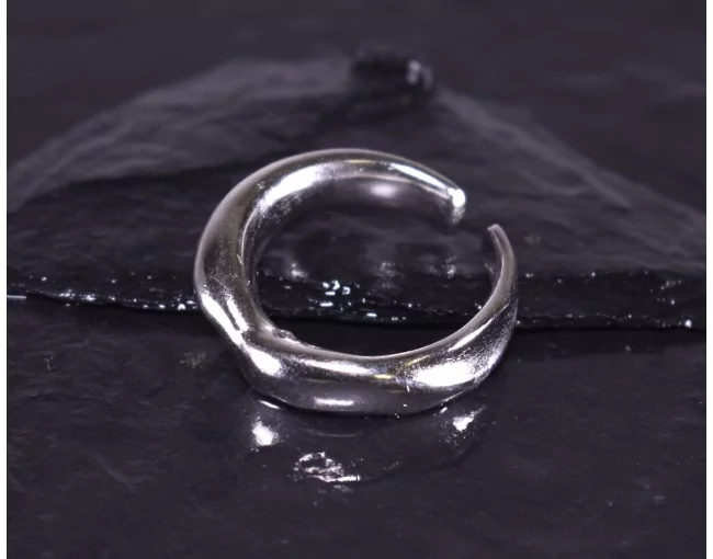 Silberring mit fliessender Form
