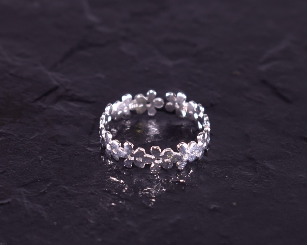 Silberring mit fortlaufendem Blumenmuster