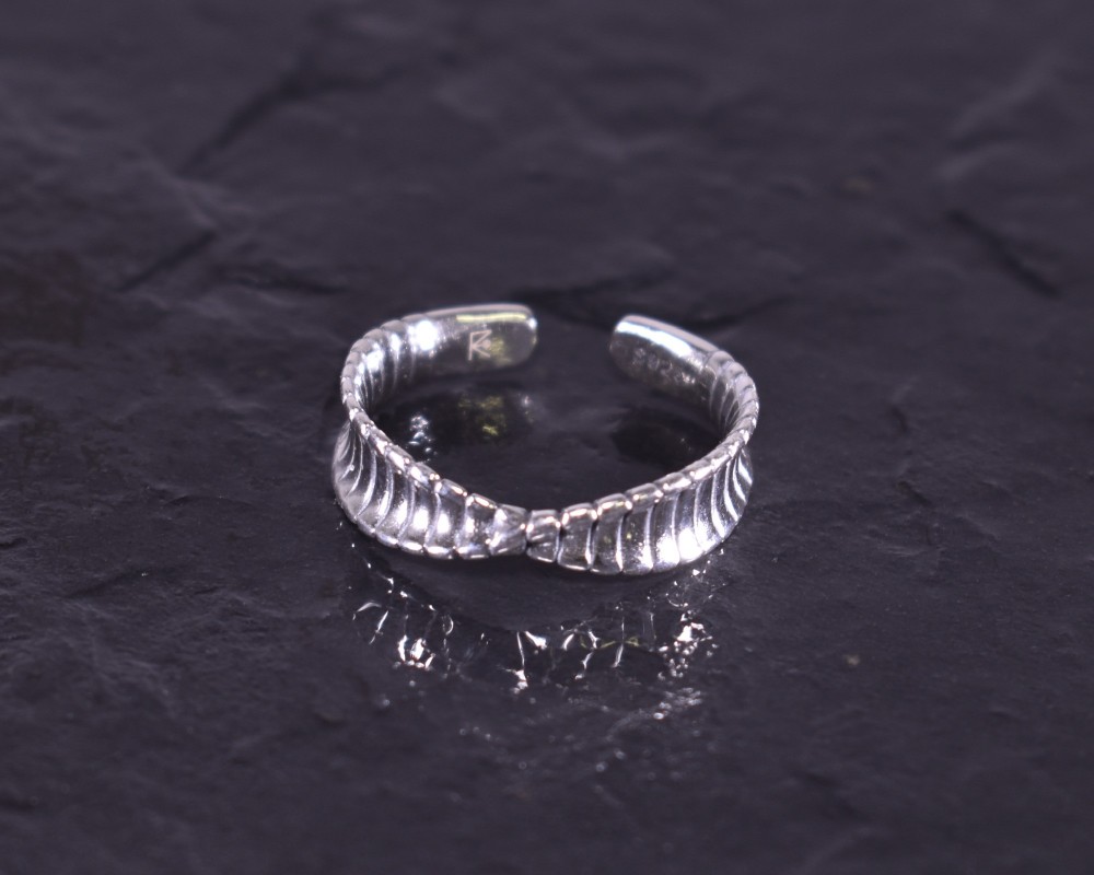 Silberring mit gedrehter Ringschiene