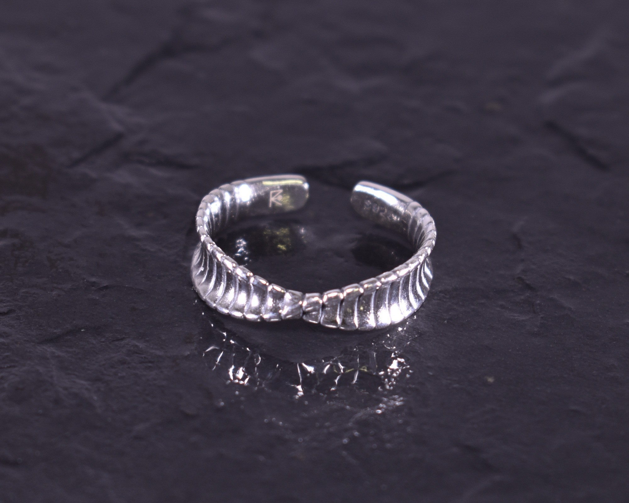 Silberring mit gedrehter Ringschiene