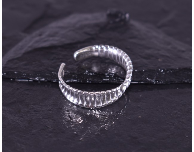 Silberring mit gedrehter Ringschiene