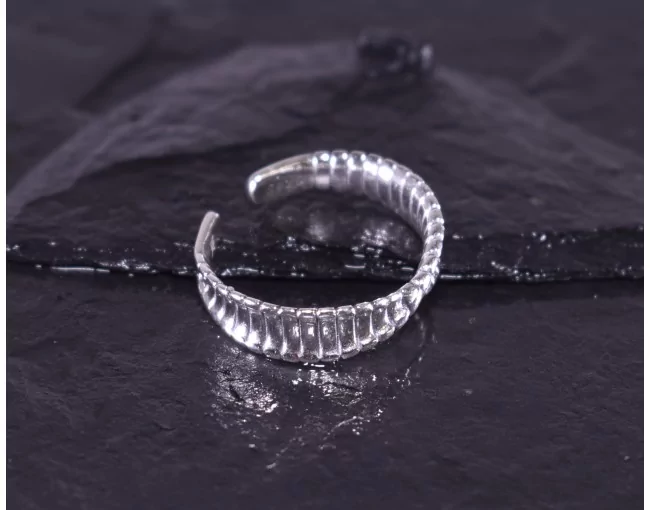 Silberring mit gedrehter Ringschiene
