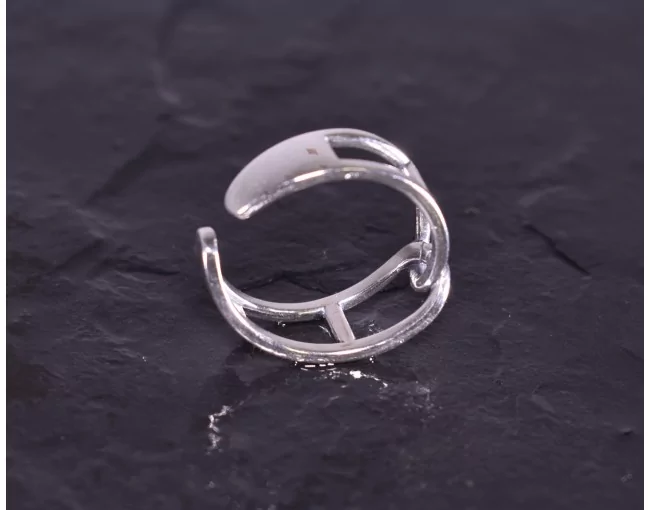 Silberring mit geometrischer Linienführung
