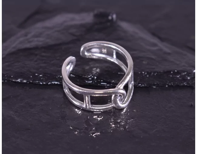Silberring mit geometrischer Linienführung