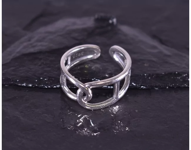 Silberring mit geometrischer Linienführung