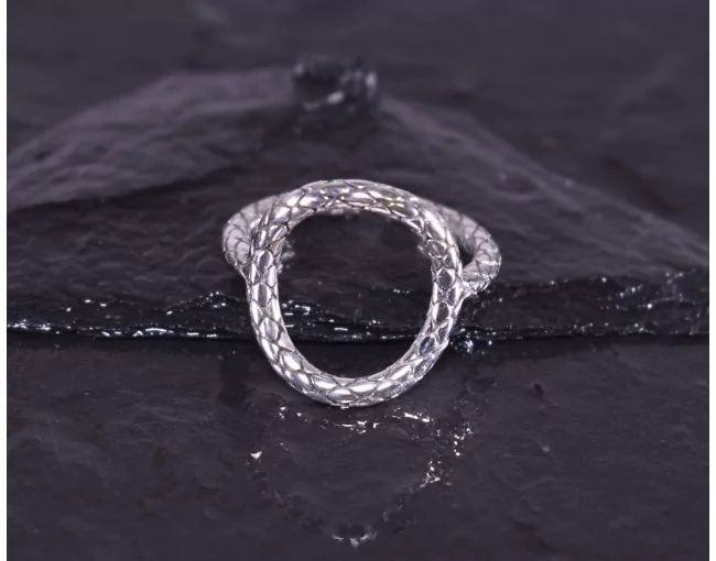Silberring mit Kranzmotiv