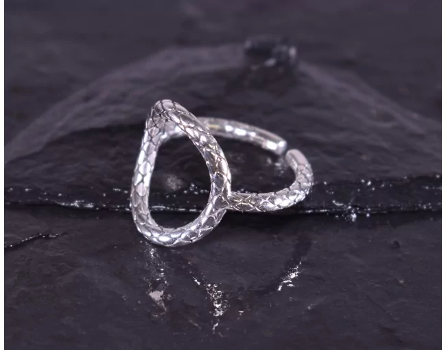 Silberring mit Kranzmotiv