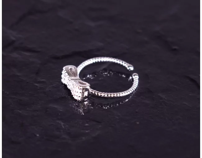 Silberring mit Kristallen versetzter Schleife
