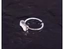 Silberring mit Kristallen versetzter Schleife