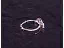 Silberring mit Kristallen versetzter Schleife