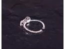 Silberring mit Kristallen versetzter Schleife