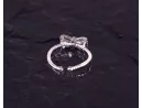 Silberring mit Kristallen versetzter Schleife